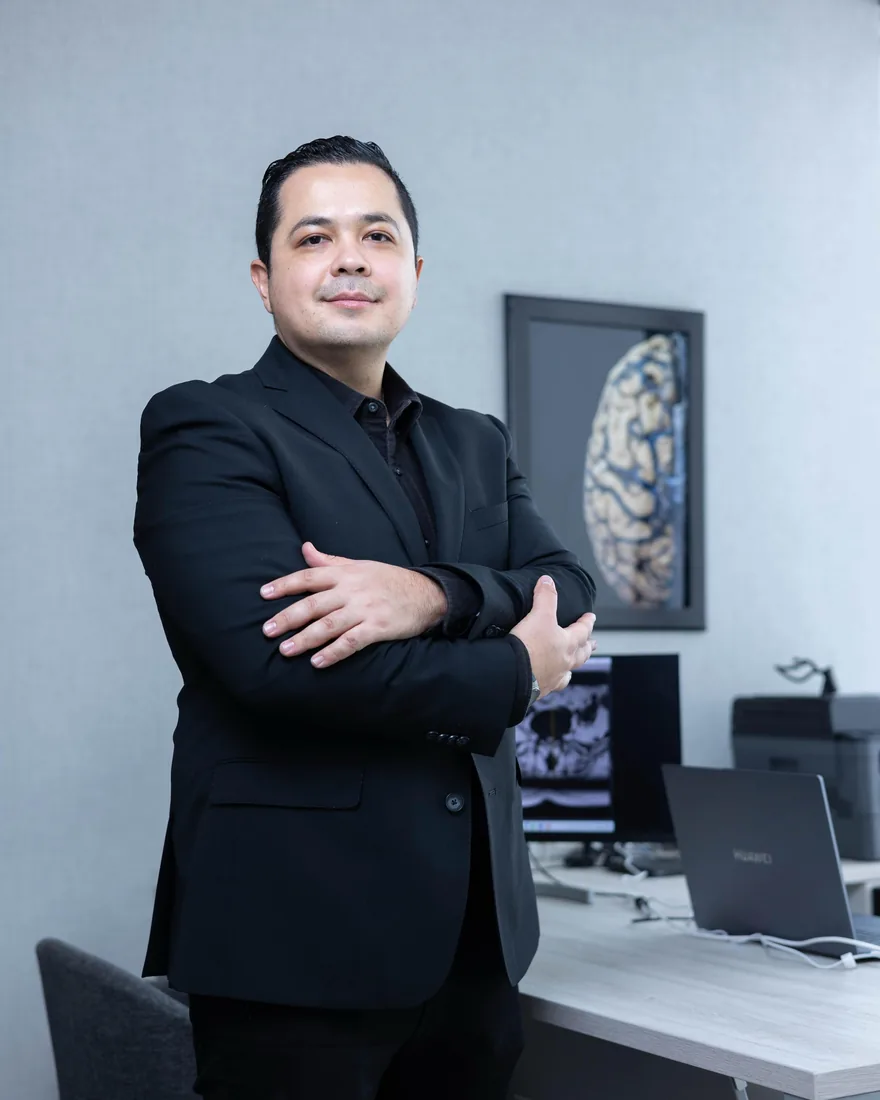 Dr. Gerson Reyes Rodríguez, neurocirujano, en su consultorio del Hospital Ángeles Lindavista